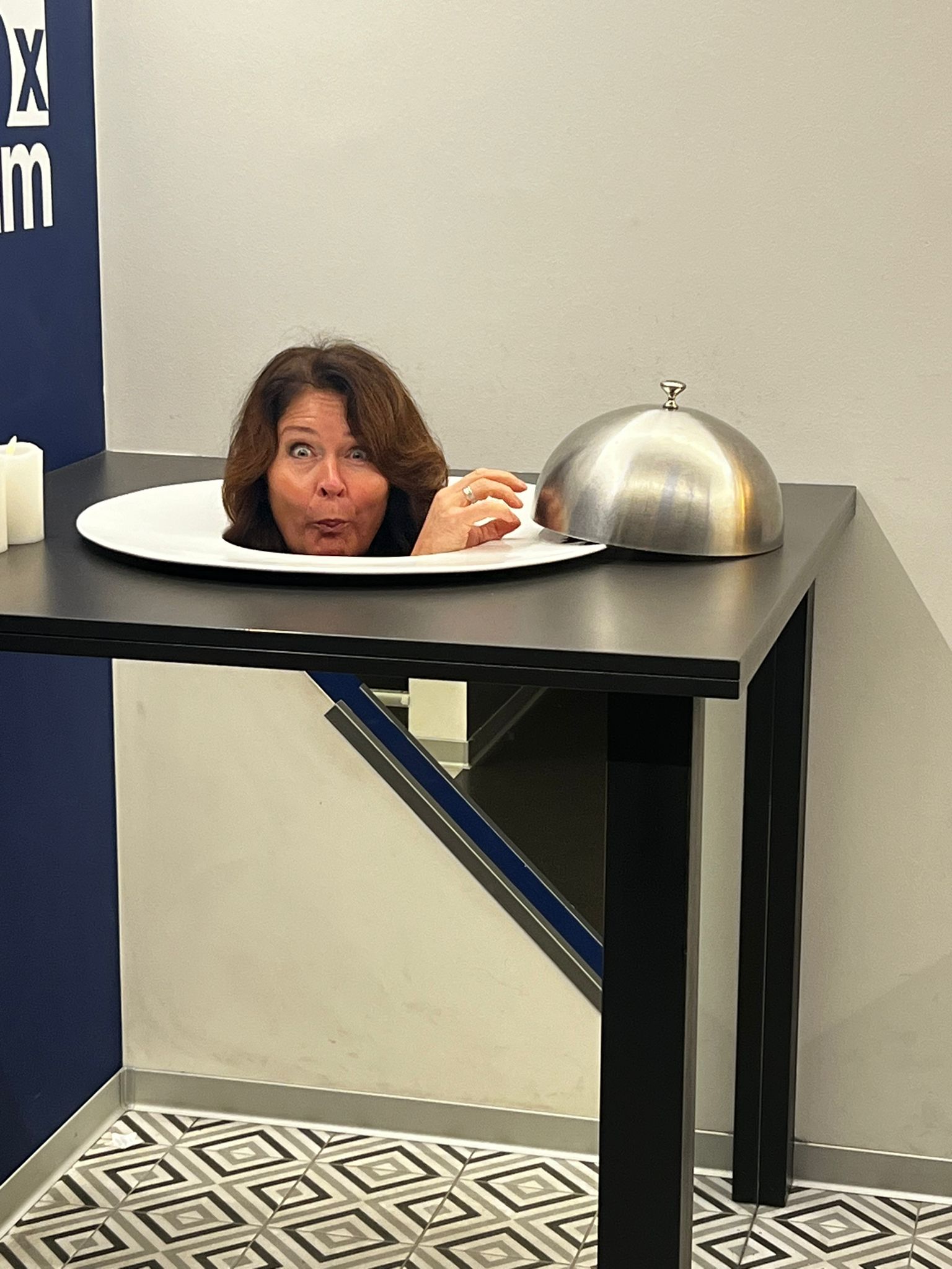 Tiina leikkisässä museoelämyksessä, jossa pää näyttää olevan tarjoiluvadilla